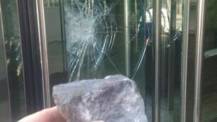 Monza, porfido contro vetrina profumeria via Vittorio Emanuele