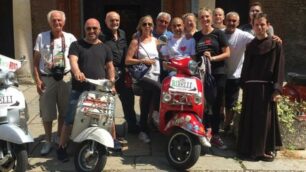 Foto di gruppo con Vespa: Andrea Nasisi sulla sua 300 rossa