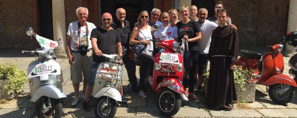 Foto di gruppo con Vespa: Andrea Nasisi sulla sua 300 rossa