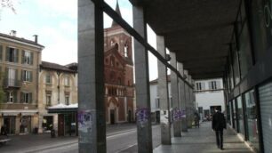 Monza, il portico dell’Ovs in piazza Centemero e Paleari