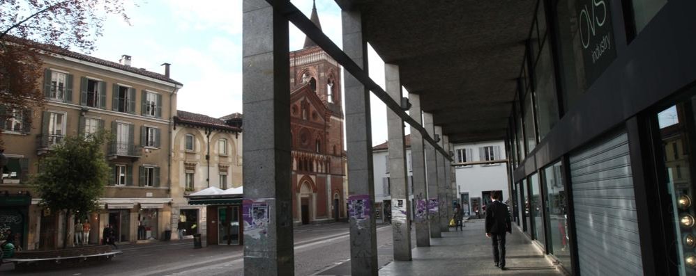 Monza, il portico dell’Ovs in piazza Centemero e Paleari