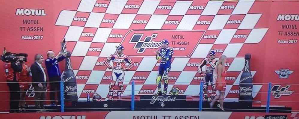 Albiate: il capo meccanico della Yamaha Silvano Galbusera sul podio di Assen con Valentino Rossi, che ha vinto il Gp d'Olanda per la decima volta