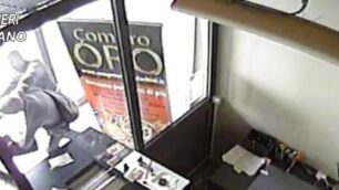 L’aggressione durante la rapina al Compro Oro di Monza