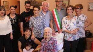 La centenaria Olga Montecotto, festeggiata dal sindaco di Seregno, Edoardo Mazza e dalle due figlie e dai parenti (foto Volonterio)