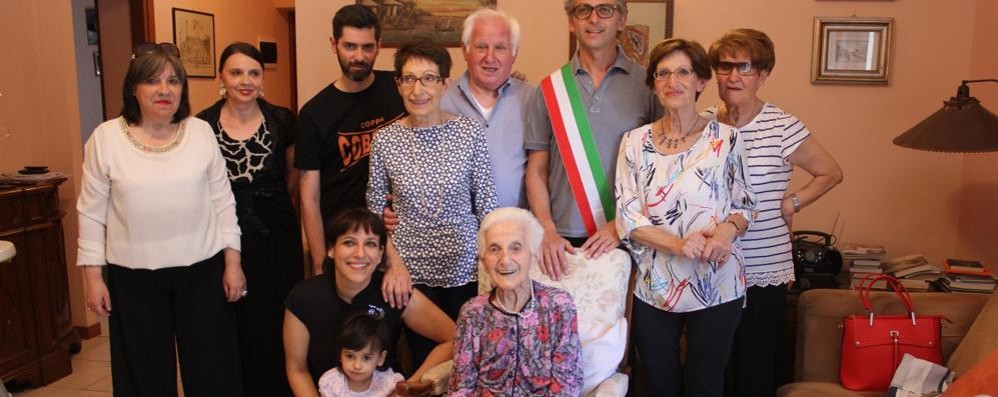 La centenaria Olga Montecotto, festeggiata dal sindaco di Seregno, Edoardo Mazza e dalle due figlie e dai parenti (foto Volonterio)