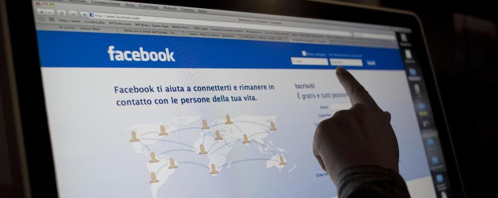 Ha minacciato di pubblicare le foto osé delle ragazze in Facebook