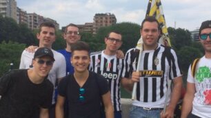 Una foto di gruppo dei lesmesi e dei camparadesi a Torino nella giornata di sabato