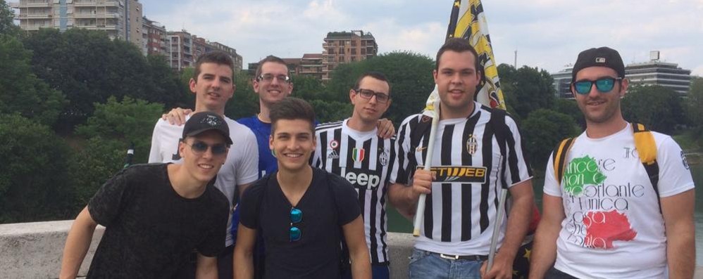 Una foto di gruppo dei lesmesi e dei camparadesi a Torino nella giornata di sabato