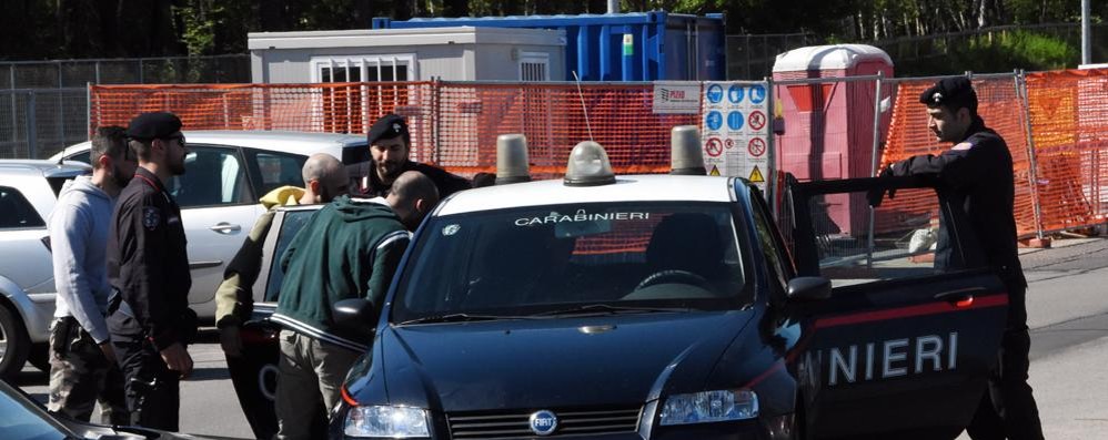 Carabinieri nei pressi del parco