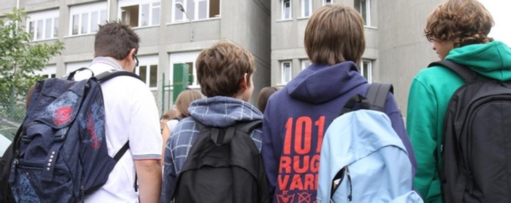 Studenti davanti a scuola