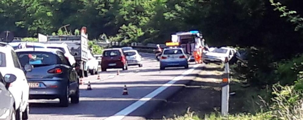 Sullo sfondo la vettura finita fuori strada