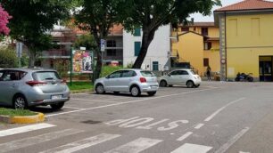Una foto del parcheggio davanti alla Posta di Camparada.