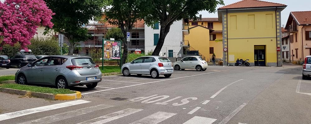 Una foto del parcheggio davanti alla Posta di Camparada.