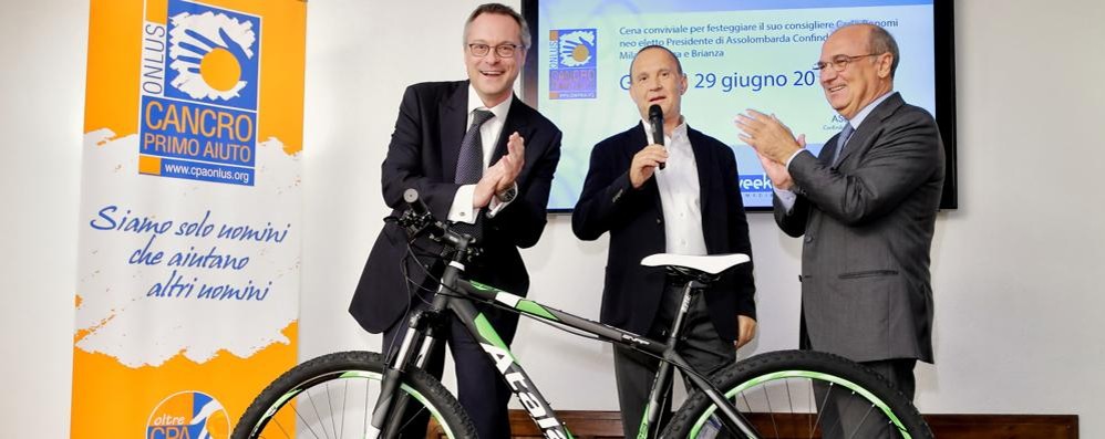 La bicicletta regalata al presidente di Assolombarda Confindustria Milano Monza e Brianza, Carlo Bonomi