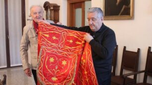 Il prevosto di Seregno, monsignor Bruno Molinari, con Franco Cajani, osservano il piviale indossato dal cardinal Achille Locatelli ( foto Volonterio)
