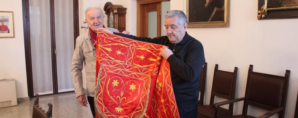 Il prevosto di Seregno, monsignor Bruno Molinari, con Franco Cajani, osservano il piviale indossato dal cardinal Achille Locatelli ( foto Volonterio)
