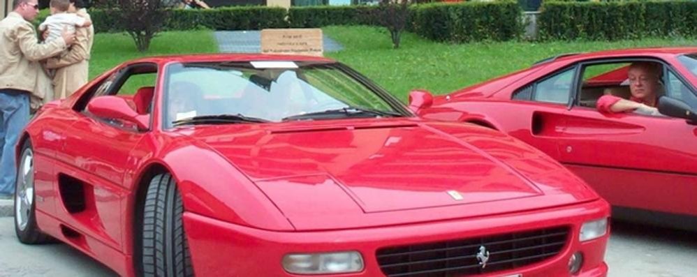 Ferrari in largo Repubblica a Vedano al Lambro