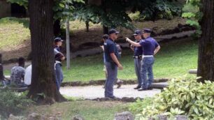 Gli agenti di polizia di Stato in un controllo in stazione a Monza