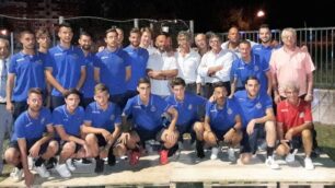 I giocatori, la dirigenza e il sindaco di Seregno Edoardo Mazza