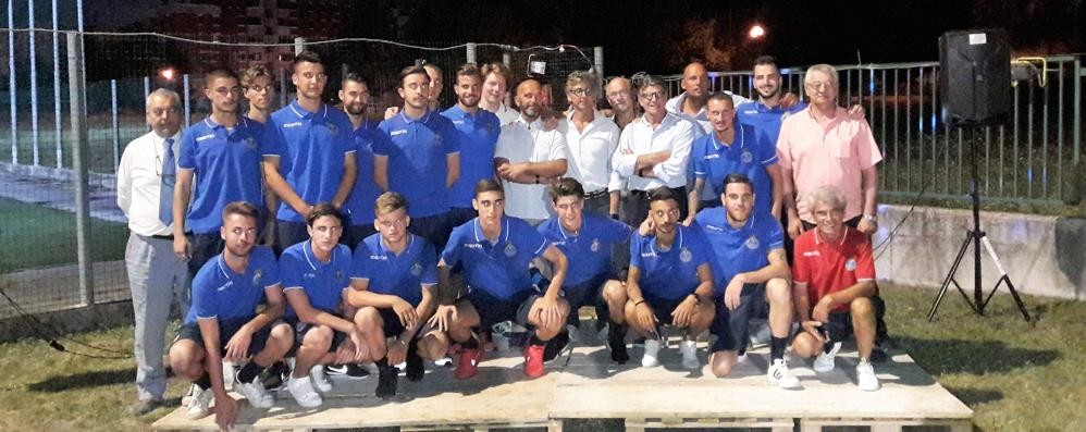 I giocatori, la dirigenza e il sindaco di Seregno Edoardo Mazza
