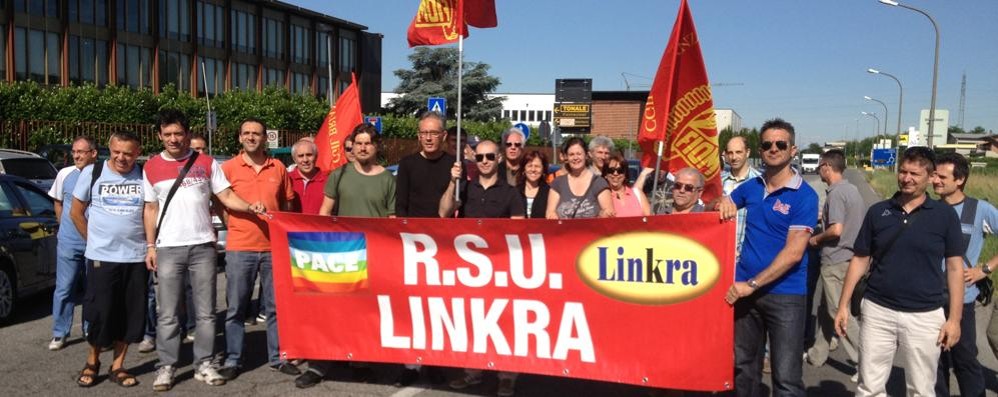 Una manifestazione dei dipendenti del gruppo Linkra