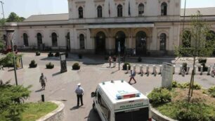 Il presidio della polizia locale davanti alla stazione ferroviaria di Monza