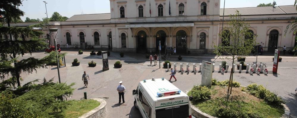 Il presidio della polizia locale davanti alla stazione ferroviaria di Monza