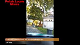 Monza, il barbiere improvvisato alla stazione