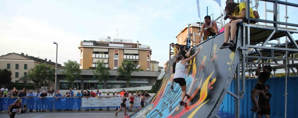 Villasanta, Monza Power run 2017: nell’ostacolo in piazza del Comune lo spirito della corsa, ovvero superarlo dandosi una mano