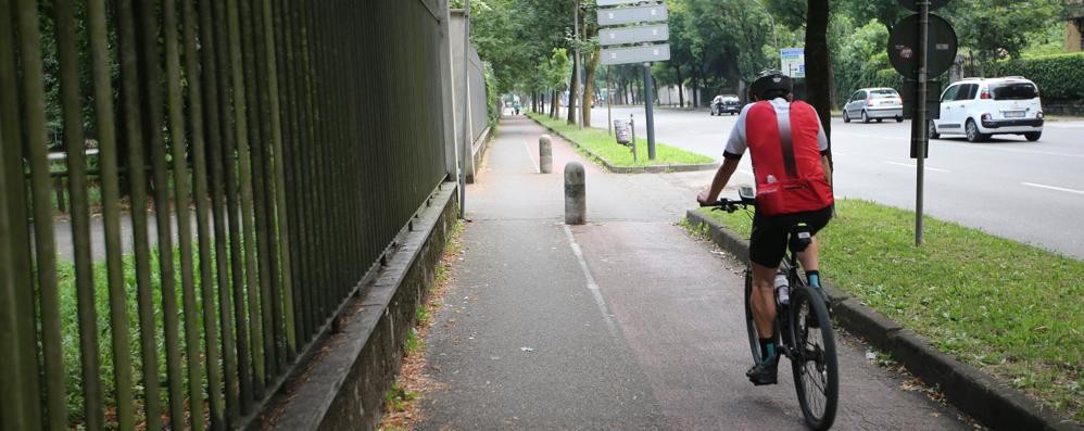 Monza bicicletta in viale Brianza