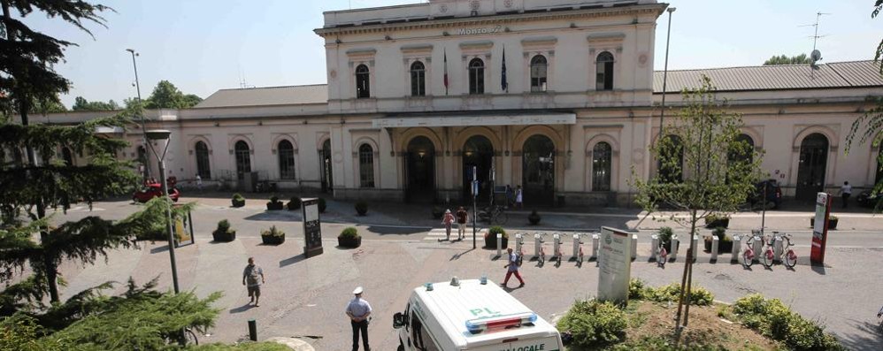 La stazione di Monza con il presidio della polizia locale