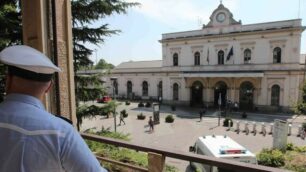 Un agente della polizia locale davanti alla stazione
