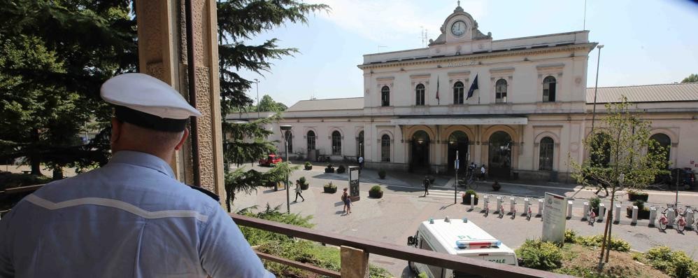 Un agente della polizia locale davanti alla stazione