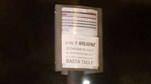 I volanti di protesta anti-tagli affissi alle paline dei bus a Monza e Brianza