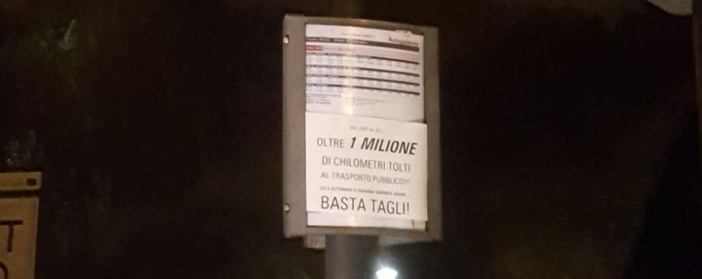 I volanti di protesta anti-tagli affissi alle paline dei bus a Monza e Brianza