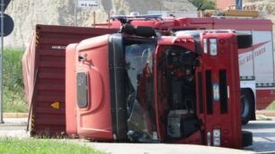 Nova Milanese camion ribaltato