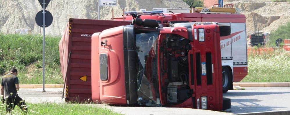 Nova Milanese camion ribaltato