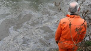 Monza Inquinamento del fiume Lambro dopo lo svernamento di idrocarburi dall impianto di stoccaggio della Lombarda Petroli