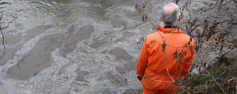 Monza Inquinamento del fiume Lambro dopo lo svernamento di idrocarburi dall impianto di stoccaggio della Lombarda Petroli