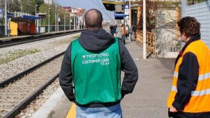 Uomini della sicurezza Trenord alla stazione di Lissone