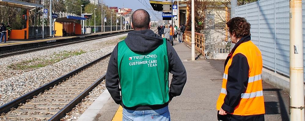 Uomini della sicurezza Trenord alla stazione di Lissone