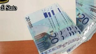 Monza, estorsione: i soldi nella busta che hanno fatto scattare l'arresto della Polizia