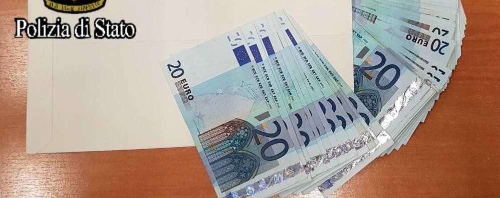 Monza, estorsione: i soldi nella busta che hanno fatto scattare l'arresto della Polizia