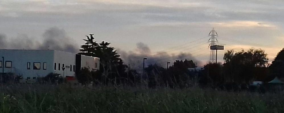 incendio arese visto da Lissone poco dopo le 20.30