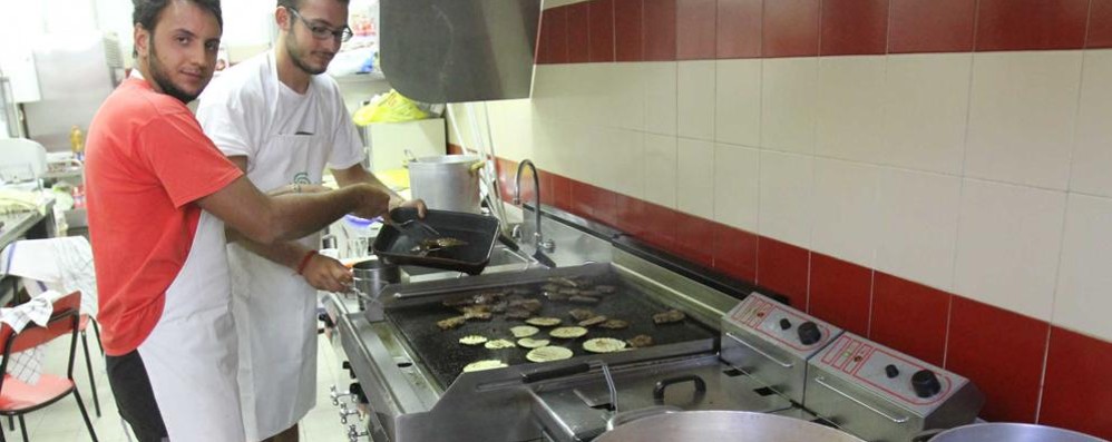 All’oratorio San Carlo di Monza la base del campo: c’è chi si occupa della cucina per tutti