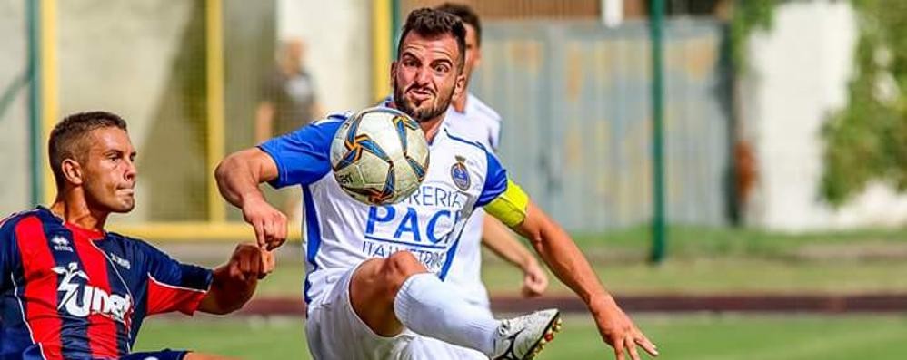 Seregno calcio il capitano Andrea Gritti in azione