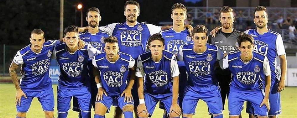 Calcio, il Seregno: da sinistra in piedi, Rossi, Ondei, Caon, Bardaro e Gritti. Accosciati, da sinistra, Romeo, Ronchi, Torraca, Calmi, Pribetti, Iori - foto dalla pagina facebook del Seregno Calcio