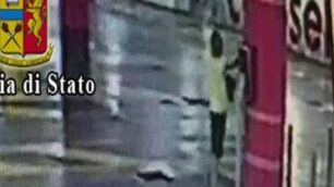 Il responsabile ripreso dalle telecamere