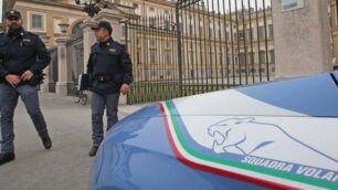 Uomini della Polizia di stato davanti ai cancelli della Reggia di Monza