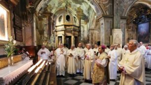Il nuovo arcivescovo in preghiera davanti alla Madonna dell’Aiuto nel Duomo di Monza